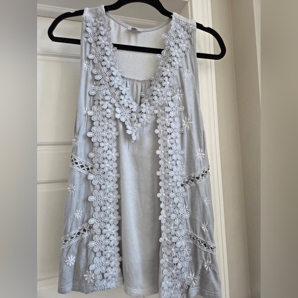 POL Light Gray Sleeveless Embroidered Top With Floral Lace Trim Details